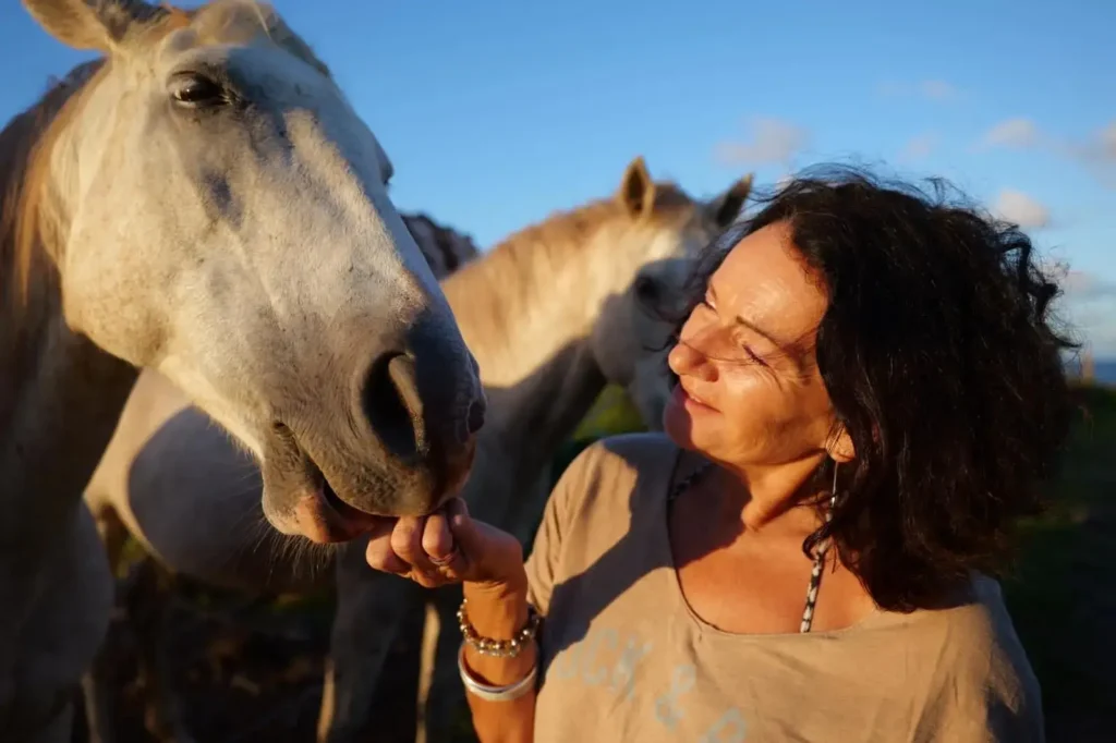 Muriel hypnothérapeute nourrit un cheval